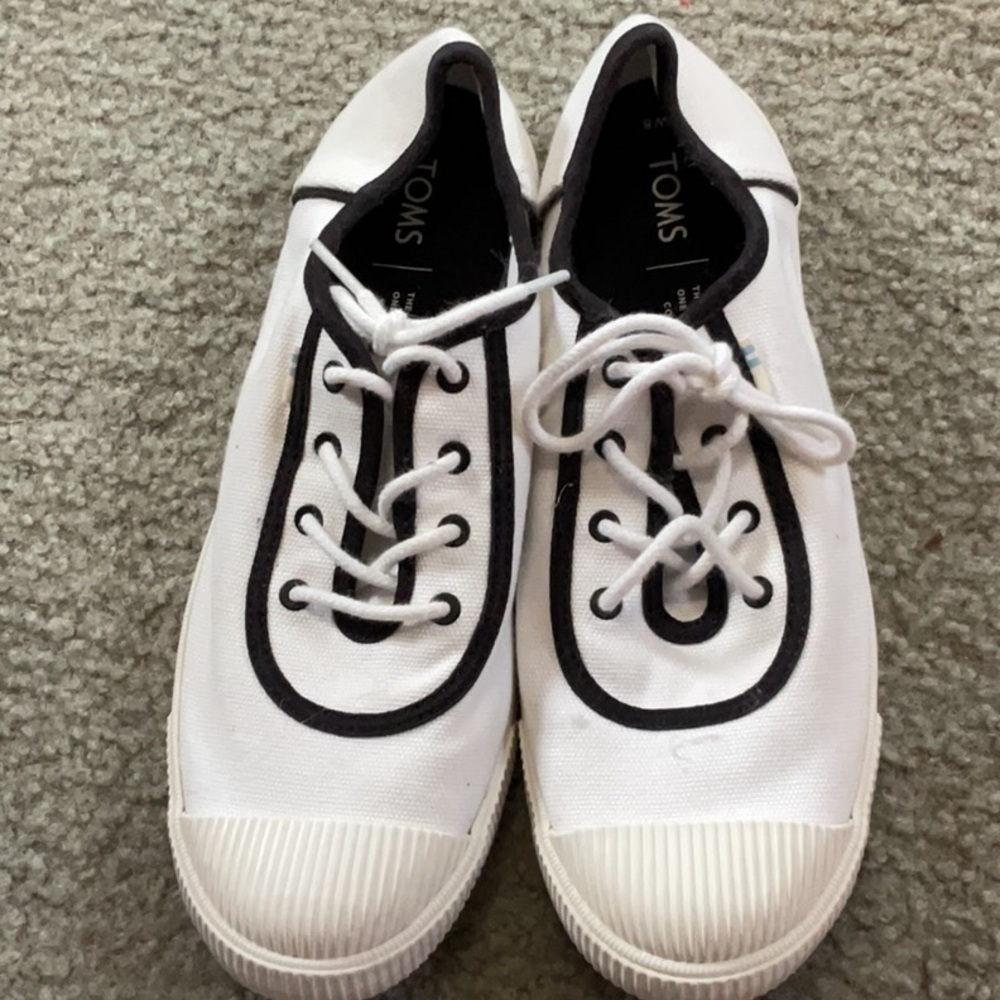 EUC woman’s TOM sneakers
